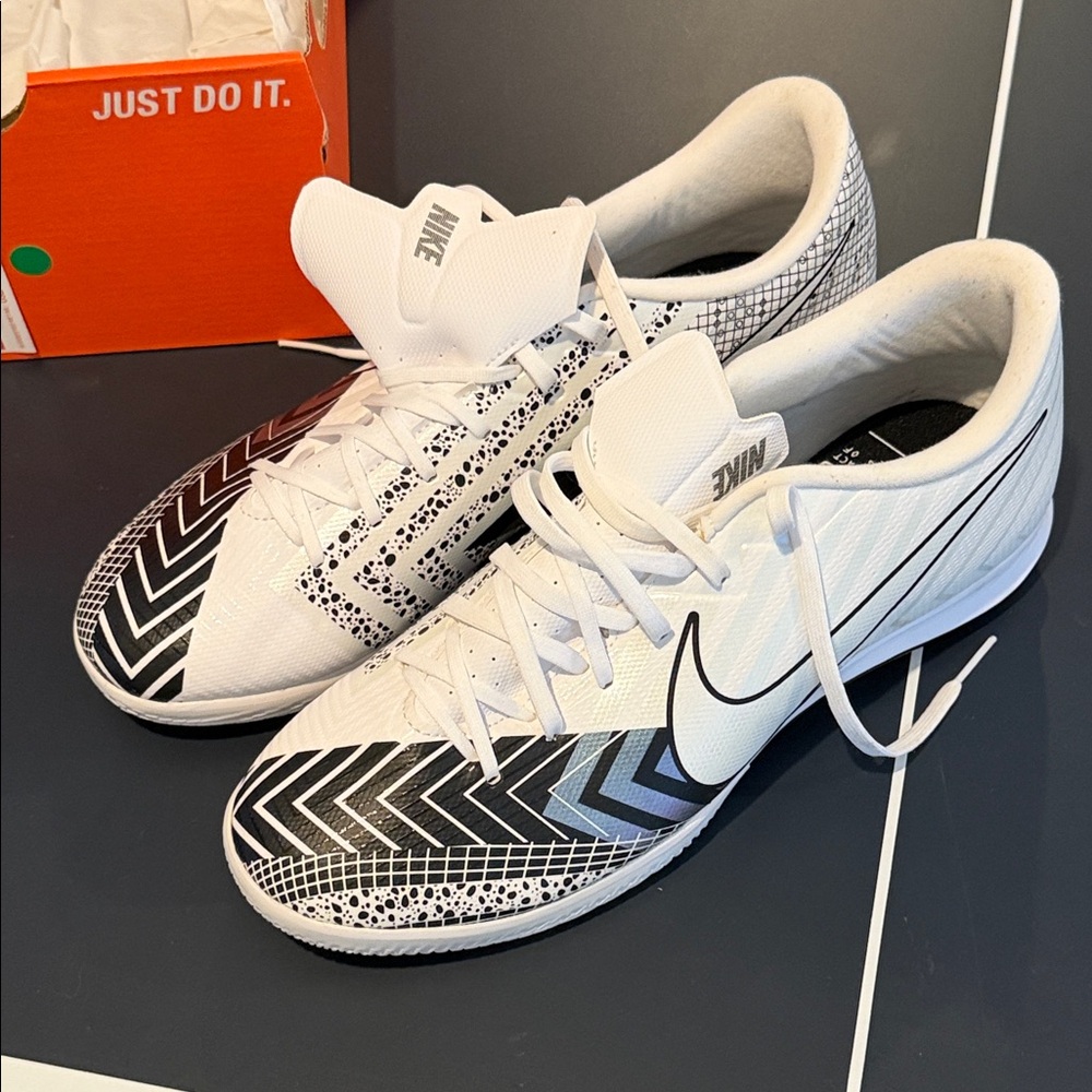 Nike Vapor 13 Academy MDS IC in White and Black indoor soccer lacrosse lax